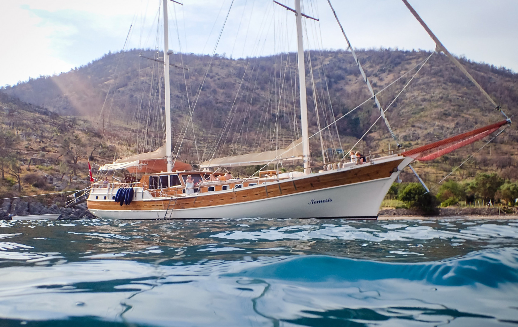 Парусник Nemesis на море рядом с Ортакентом, Мармарис.