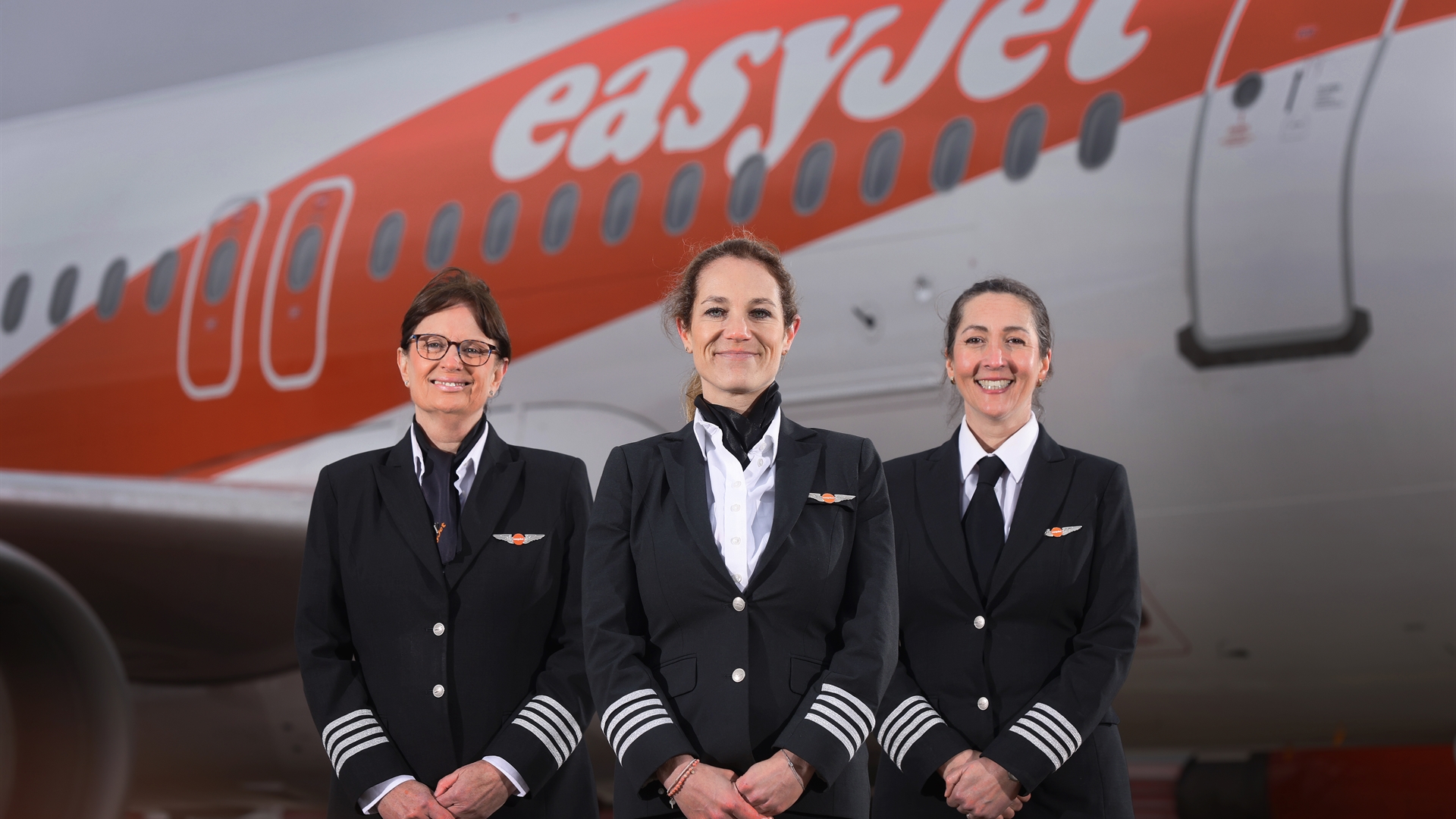 EasyJet is trying to recruit hundreds of new pilots