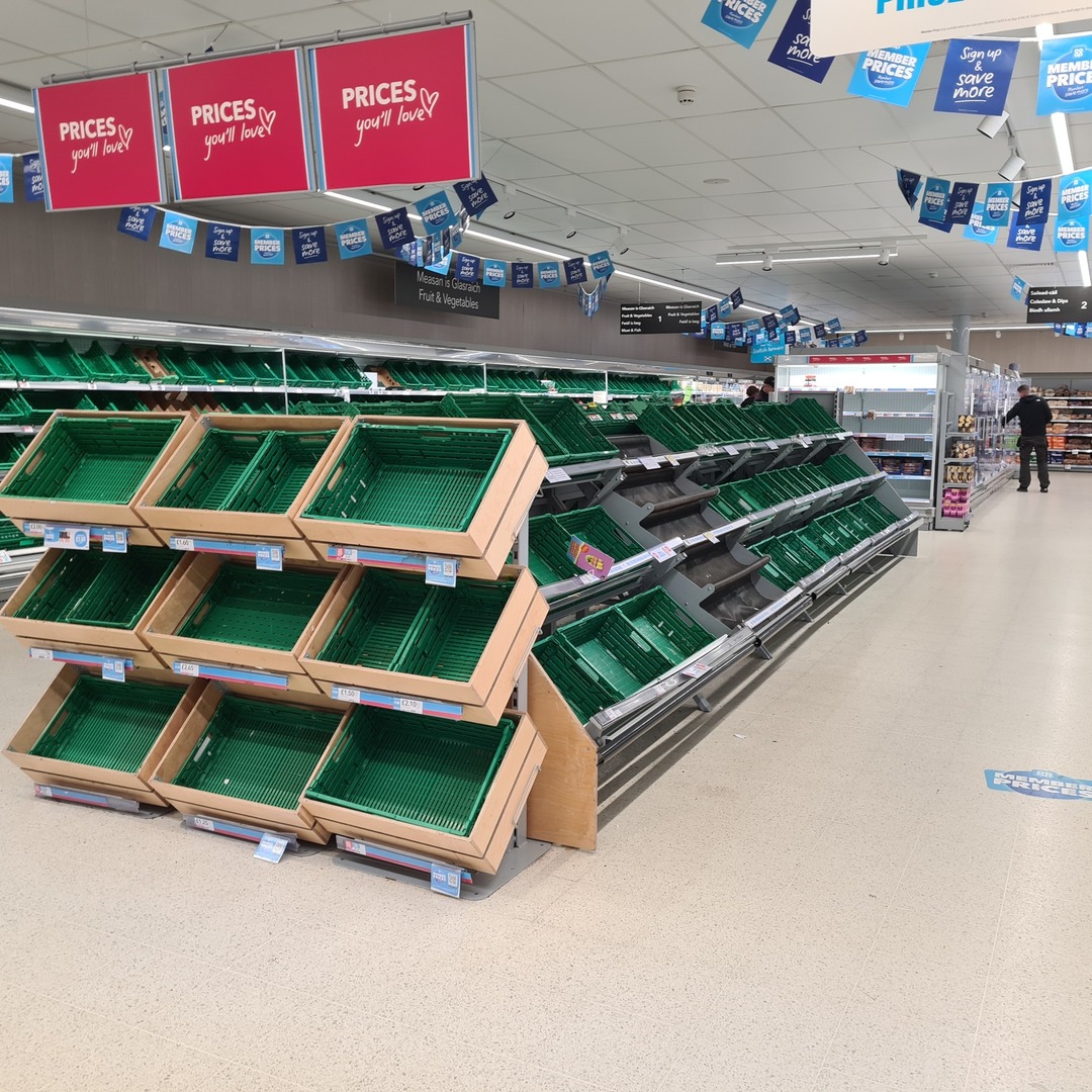 Пустые полки в супермаркете Co-op из-за кибератаки.
