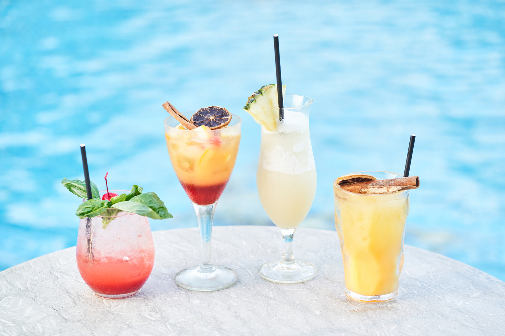Коктейли у бассейна в Shangri-La Rasa Sentosa Resort в Сингапуре