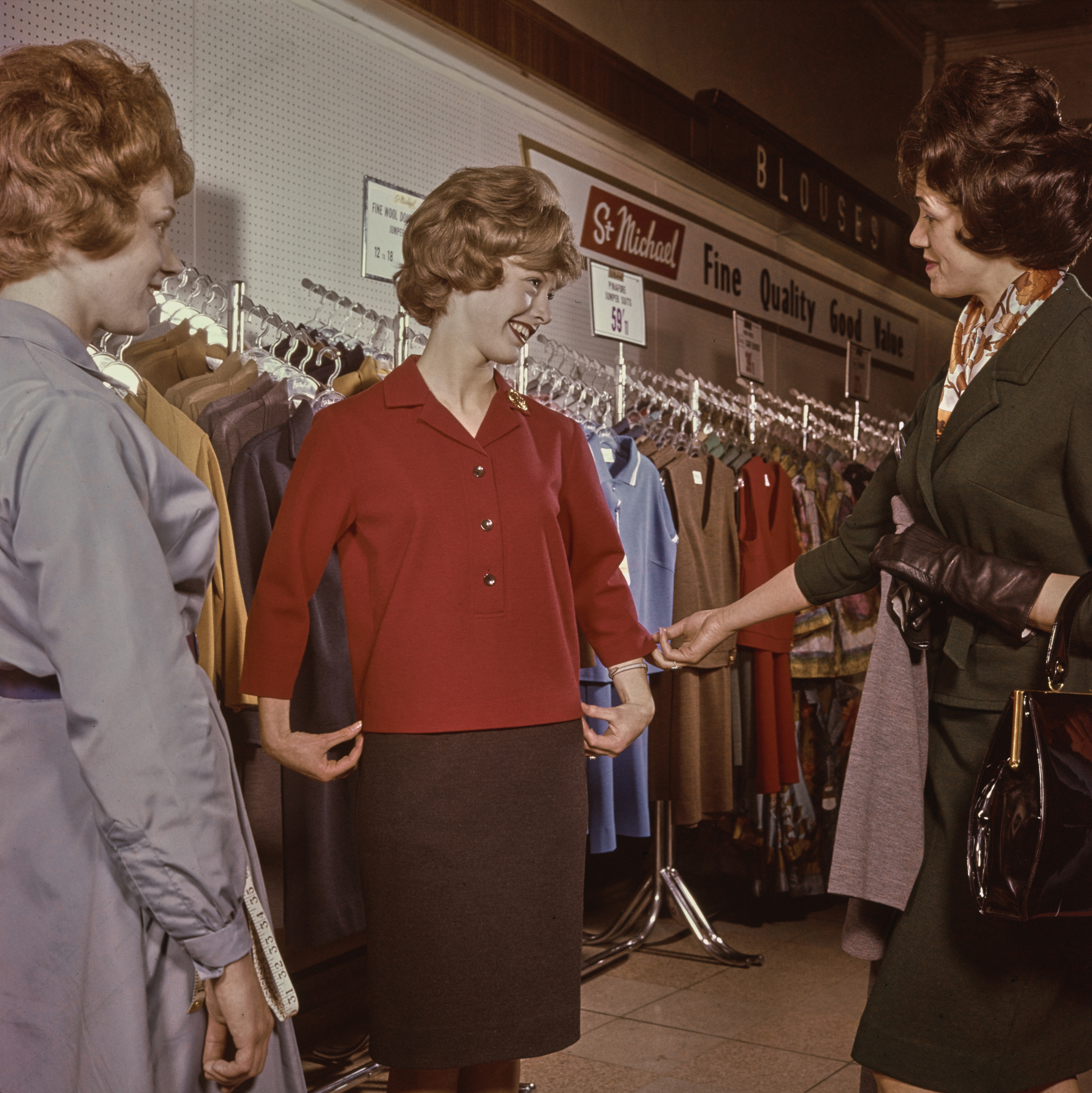 Покупатели в магазинах Marks & Spencer в Престоне, Ланкашир, 1963 год