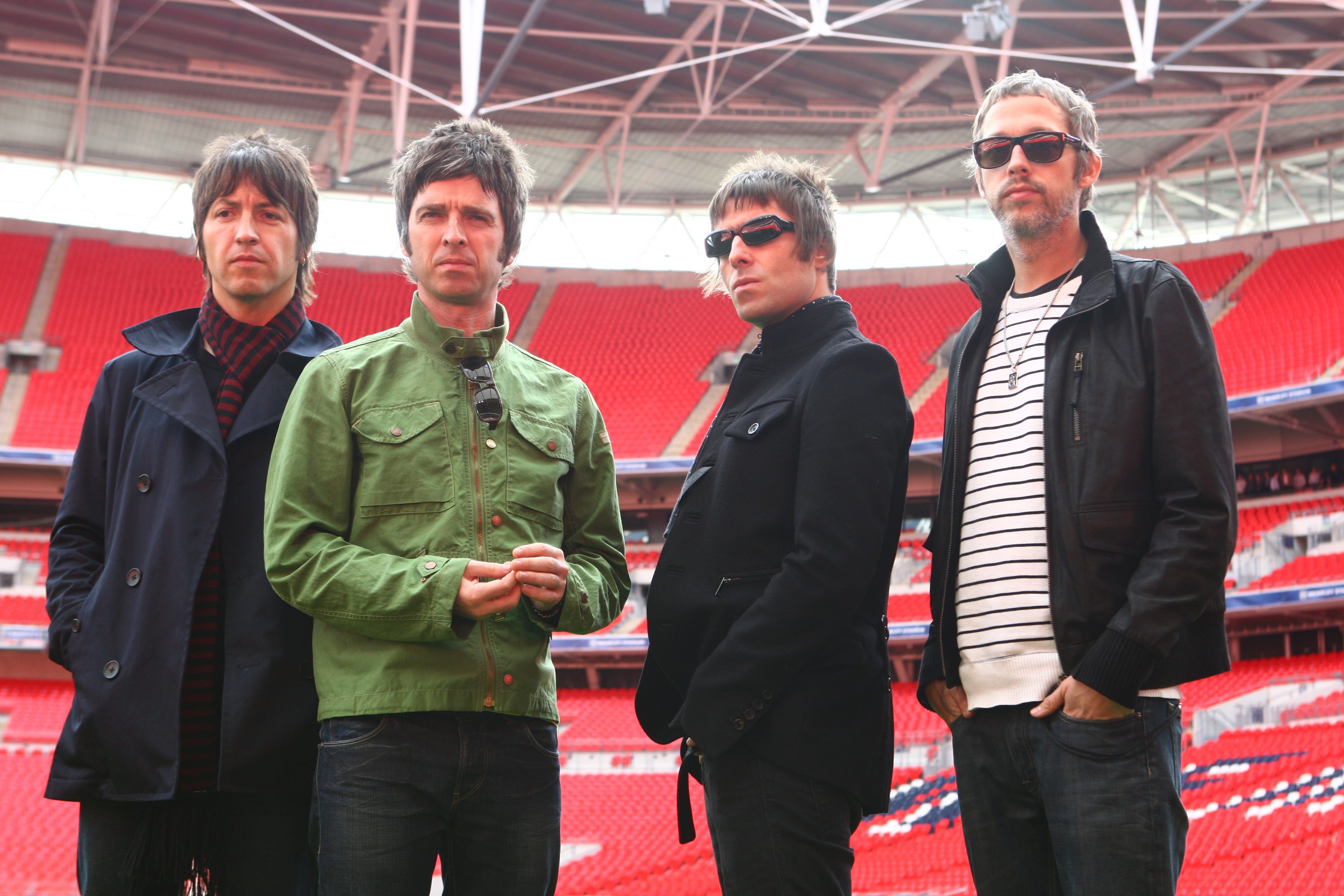 Члены группы Oasis на стадионе Уэмбли.