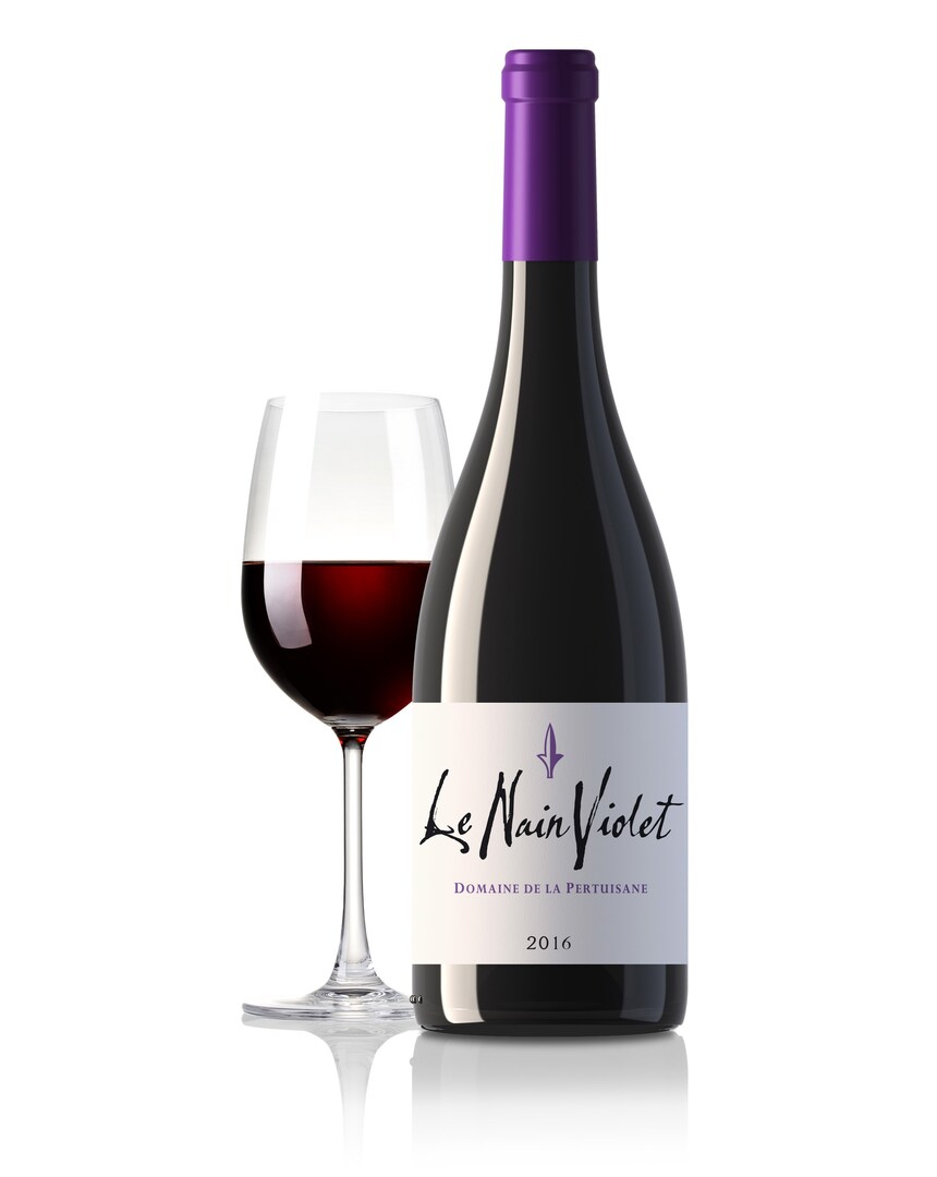 Бутылка вина Le Nain Violet из Domaine de la Pertuisane с рюмкой вина.