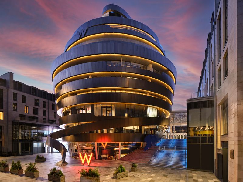 W Hotel Edinburgh на закате.
